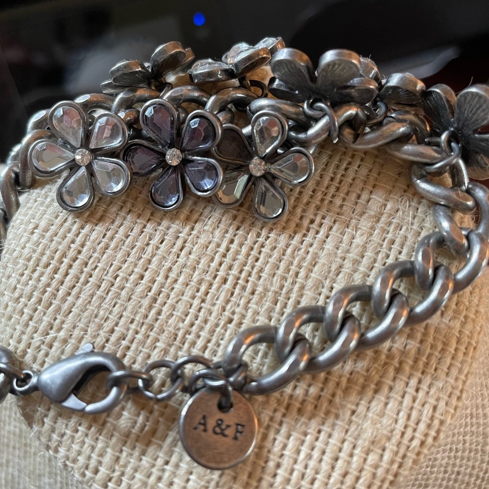 Abercrombie & Fitch flower bracelet - Picture 2 of 5